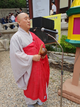Partake in the Vesak Ceremony at Yonggungsa Cham Joeun Uri Temples